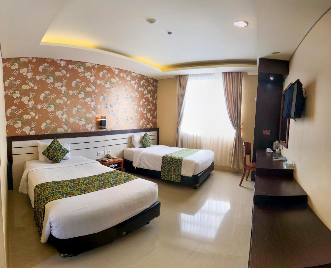 Grand Madani Hotel Матарам Экстерьер фото