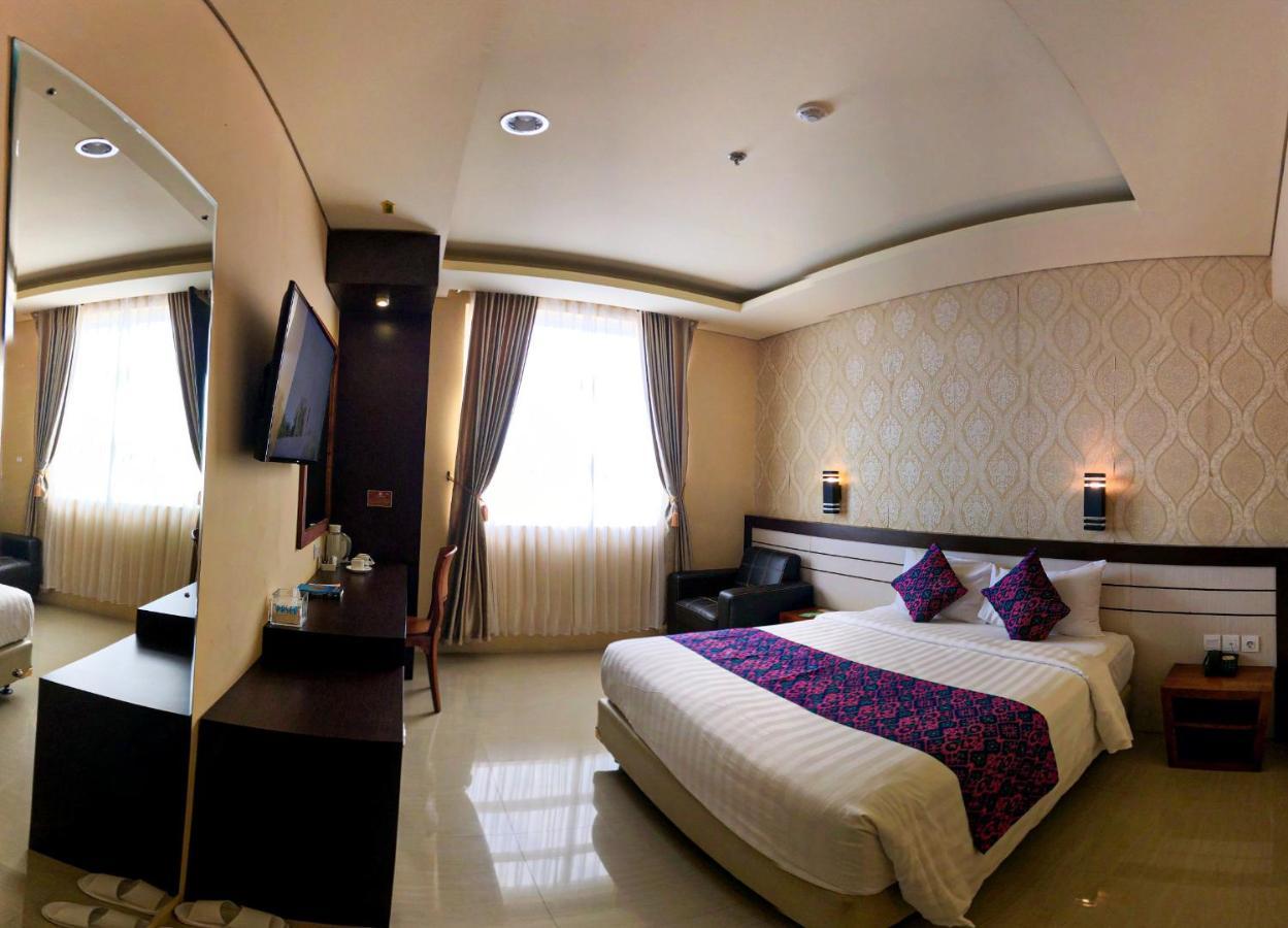 Grand Madani Hotel Матарам Экстерьер фото