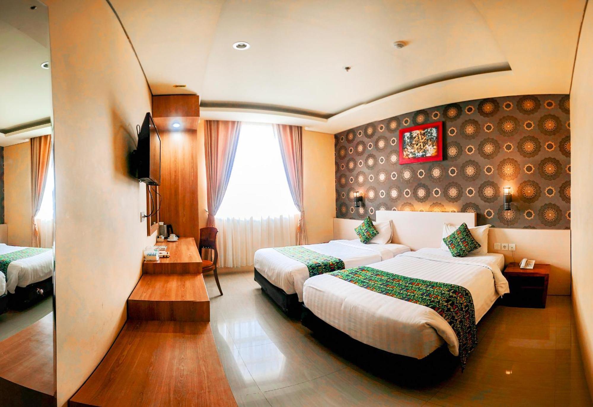 Grand Madani Hotel Матарам Экстерьер фото