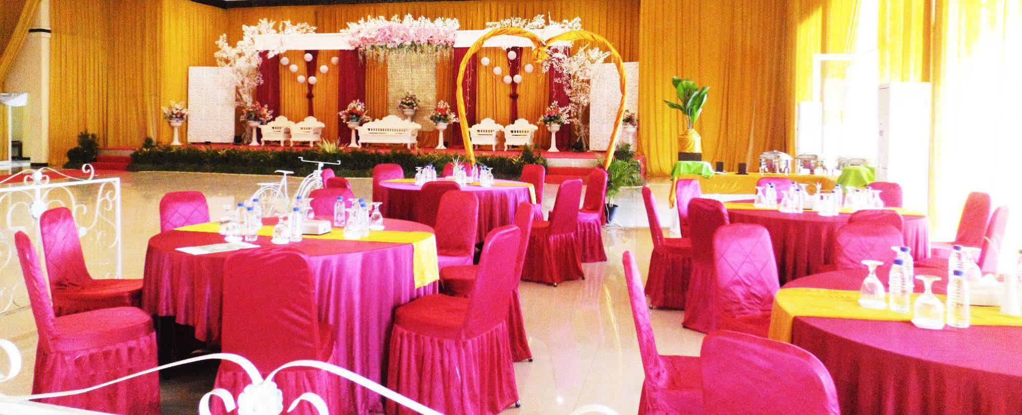 Grand Madani Hotel Матарам Экстерьер фото