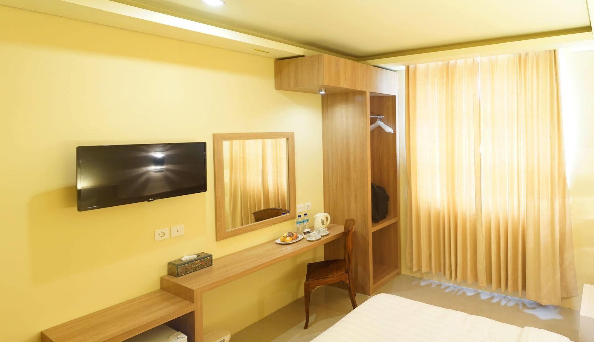 Grand Madani Hotel Матарам Экстерьер фото