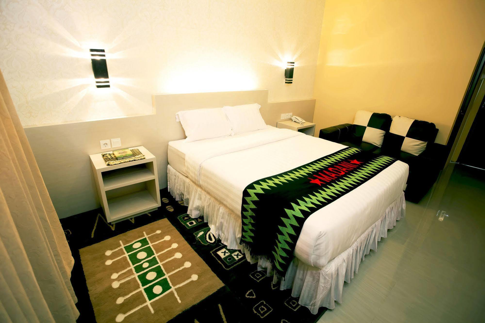 Grand Madani Hotel Матарам Экстерьер фото