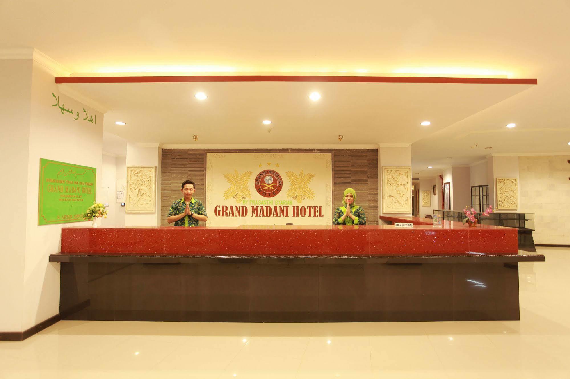 Grand Madani Hotel Матарам Экстерьер фото