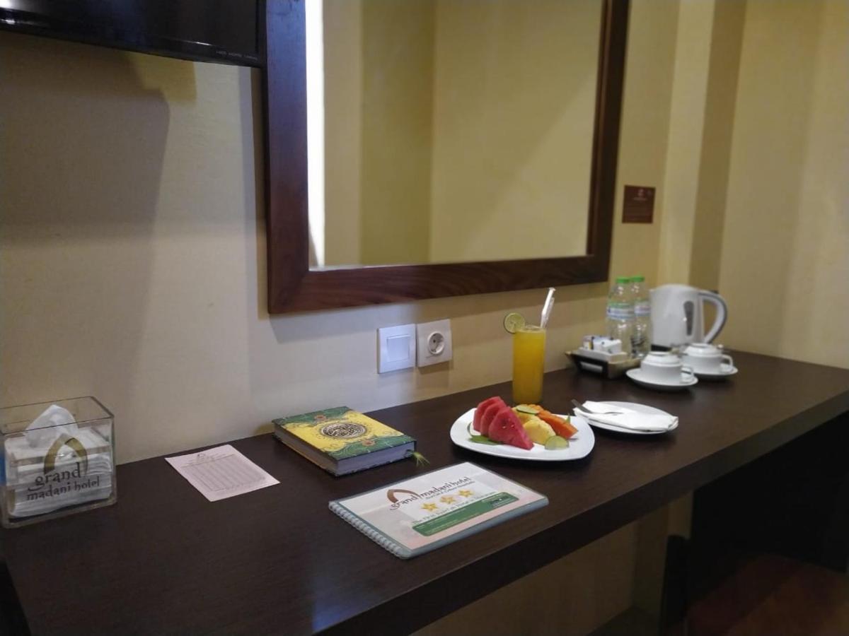 Grand Madani Hotel Матарам Экстерьер фото